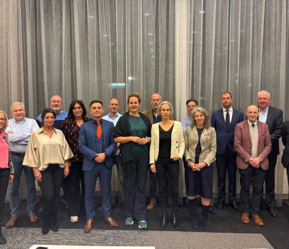 De onderhandelingsdelegatie op foto  