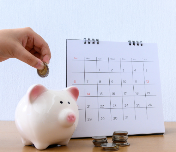 spaarvarkentje met geld en een kalander