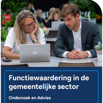 Voorkant van het rapport. Waar een man en vrouw achter een laptop zitten