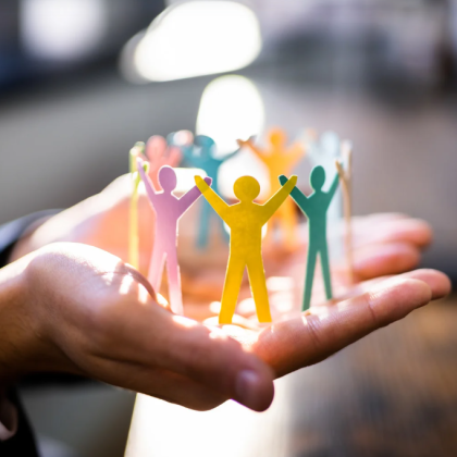 Papierenpoppetjes op een hand 