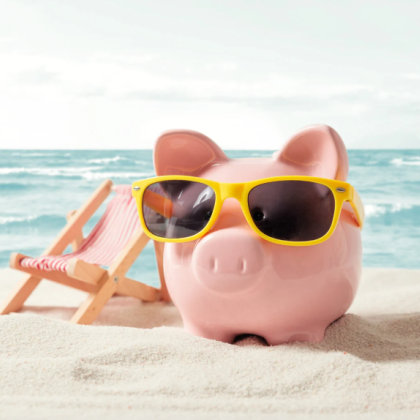 spaarvarkentje op het strand met een ligbedje